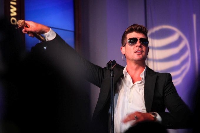 Robin Thicke - AT&T Store Michigan Avenue - Chicago, IL - August 15, 2013 - photo courtesy of Brand Marketing and Entertainment � 2013