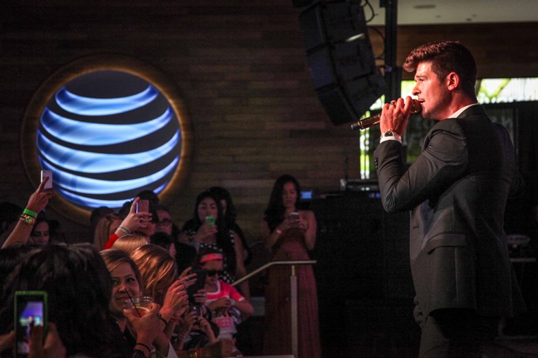 Robin Thicke - AT&T Store Michigan Avenue - Chicago, IL - August 15, 2013 - photo courtesy of Brand Marketing and Entertainment � 2013