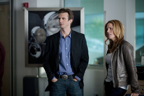 IN PLAIN SIGHT -- "The Art of the Steal" Episode 401 -- Pictured: (l-r) Frederick Weller as Marshall Mann, Mary McCormack as Mary Shannon -- Photo by: Cathy Kanavy/USA Network 