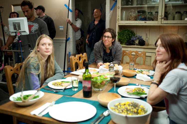 (l-r) Mia Wasikowska, director Lisa Cholodenko and Julianne Moore on the set of THE KIDS ARE ALL RIGHT, a Focus Features release.