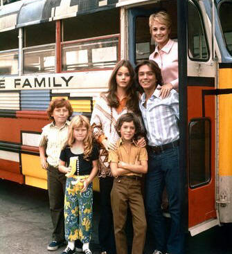 The Partridge Family: (l to r) Danny Bonaduce, Suzanne Crough, Susan Dey, Jeremy Gelbwaks, David Cassidy and Shirley Jones)