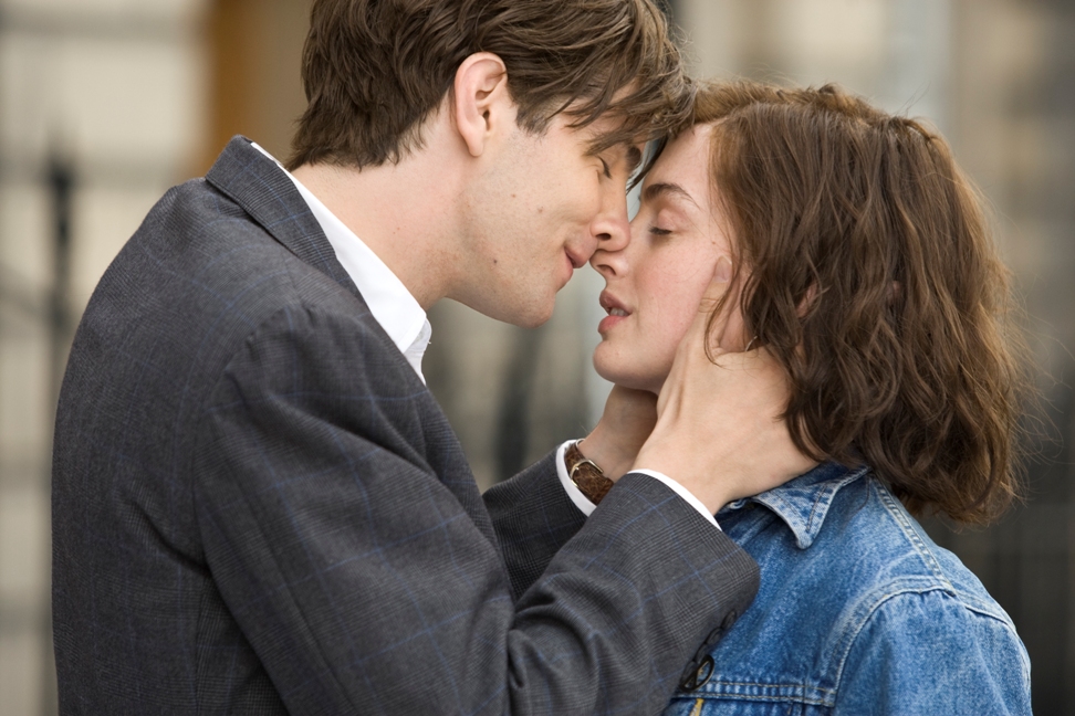 Jim Sturgess (left) and Anne Hathaway (right) star as Dexter and Emma in the romance ONE DAY, a Focus Features release directed by Lone Scherfig. 