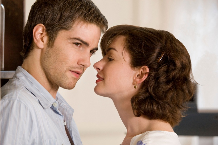 Jim Sturgess (left) and Anne Hathaway (right) star as Dexter and Emma in the romance ONE DAY, a Focus Features release directed by Lone Scherfig. 