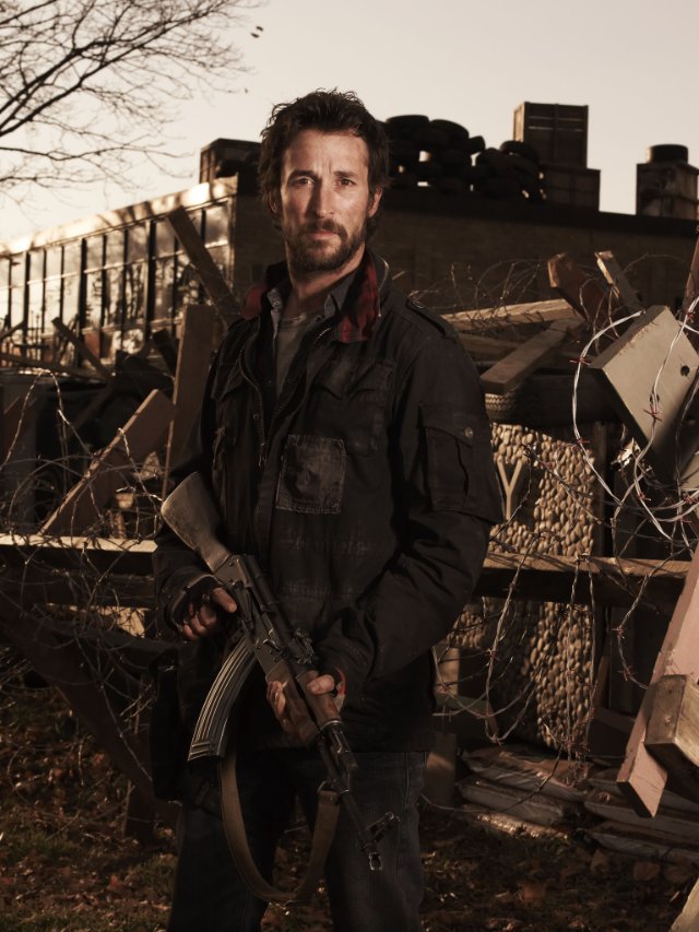 Noah Wyle stars in the TNT Network series FALLING SKIES.